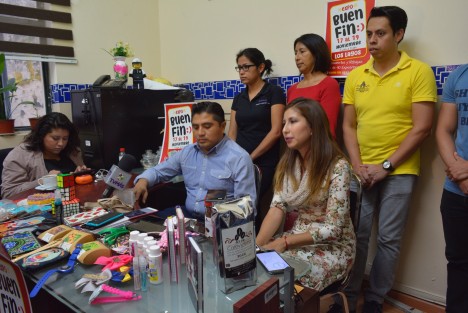 El Regidor Heriberto Ponce, acompañado por productores locales, invitaron al bazar que se realizará en la zona de Los Lagos con motivo del Buen Fin, donde más de 30 artesanos, productores y creadores locales pondrán a la venta diversos artículos a precios accesibles. 