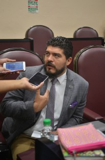 El Diputado local Zenyazen Escobar, dijo que sacaron de la orden del día en Sesión del Congreso, el punto propuesto por Morena para promover el fondo anual para vivienda digna a maestros del estado, el cual sería una aportación compartida por el gobierno estatal y los interesados.