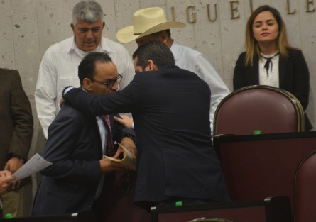 Diversos puntos se tratan durante la larga sesión del Congreso del Estado de este martes, entre otrosel exhorto al gobierno federal, para que el sistema arrecifal de Los Tuxtlas sea declarado como área natural protegida, presentado por el diputado Vicente Guillermo Benítez González, del Partido Nueva Alianza.  