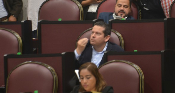 Diversos puntos se tratan durante la larga sesión del Congreso del Estado de este martes, entre otrosel exhorto al gobierno federal, para que el sistema arrecifal de Los Tuxtlas sea declarado como área natural protegida, presentado por el diputado Vicente Guillermo Benítez González, del Partido Nueva Alianza.  