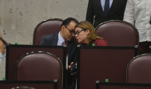 Diversos puntos se tratan durante la larga sesión del Congreso del Estado de este martes, entre otrosel exhorto al gobierno federal, para que el sistema arrecifal de Los Tuxtlas sea declarado como área natural protegida, presentado por el diputado Vicente Guillermo Benítez González, del Partido Nueva Alianza.  