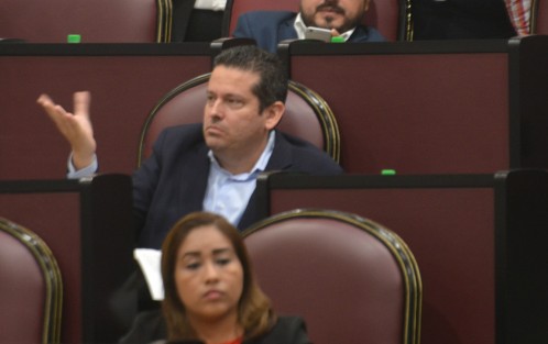 Uno de los temas de larga discusión fue el Anteproyecto de punto de acuerdo para exhortar al titular del Poder Ejecutivo del Estado y a la Sedesol estatal a transparentar las reglas de operación del programa Veracruz Comienza Contigo, programa que fue defendido a capa y espada por panistas y perredistas.  
