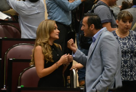 Uno de los temas de larga discusión fue el Anteproyecto de punto de acuerdo para exhortar al titular del Poder Ejecutivo del Estado y a la Sedesol estatal a transparentar las reglas de operación del programa Veracruz Comienza Contigo, programa que fue defendido a capa y espada por panistas y perredistas.  