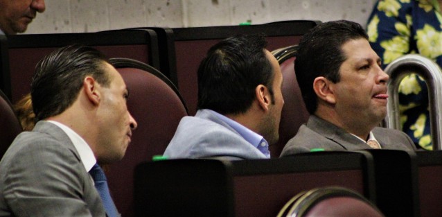En la sesión, el Pleno avaló con 42 votos a favor la reforma a la fracción III del artículo 25 del Código Penal para el Estado por el que se amplían los alcances de la Defensa Legítima con lo que se protege al ciudadano que repele una agresión que cause lesiones graves o inclusive prive de la vida al agresor. 