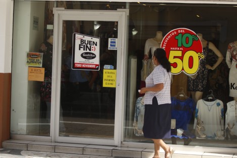 Dio inicio la campaña comercial conocida como Buen Fin, en la ciudad de Veracruz. Decenas de comercios ofertarán mercancía a bajo costo durante el próximo fin de semana. 