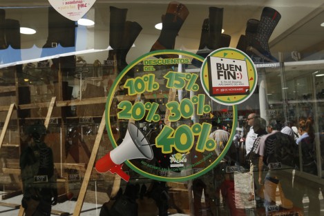 Dio inicio la campaña comercial conocida como Buen Fin, en la ciudad de Veracruz. Decenas de comercios ofertarán mercancía a bajo costo durante el próximo fin de semana. 