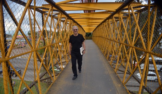 Es posible ver al alcalde electo de Xalapa, Hipólito Rodríguez, caminando por las calles de Xalapa, sin ninguna compañía. Ciudadanos esperan que una vez que tome las riendas del municipio siga siendo fácil encontrarlo. 