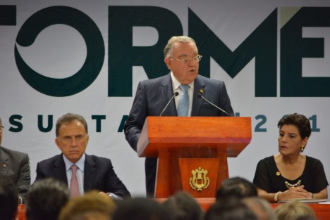El Magistrado Presidente del Poder Judicial en el estado, Edel Álvarez Peña, acompañado por el Gobernador Miguel Ángel Yunes, Magistrados, Secretarios de despacho e invitados especiales, rindió su primer informe de actividades al frente de este poder.
