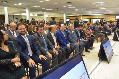El Magistrado Presidente del Poder Judicial en el estado, Edel Álvarez Peña, acompañado por el Gobernador Miguel Ángel Yunes, Magistrados, Secretarios de despacho e invitados especiales, rindió su primer informe de actividades al frente de este poder.
