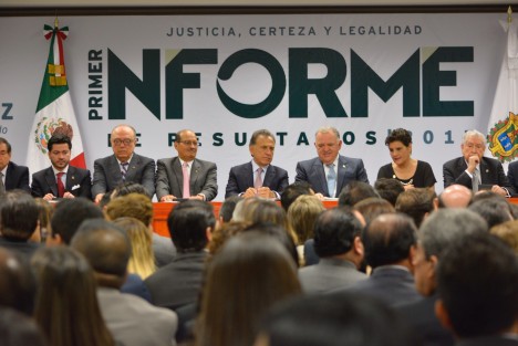 El Magistrado Presidente del Poder Judicial en el estado, Edel Álvarez Peña, acompañado por el Gobernador Miguel Ángel Yunes, Magistrados, Secretarios de despacho e invitados especiales, rindió su primer informe de actividades al frente de este poder.
