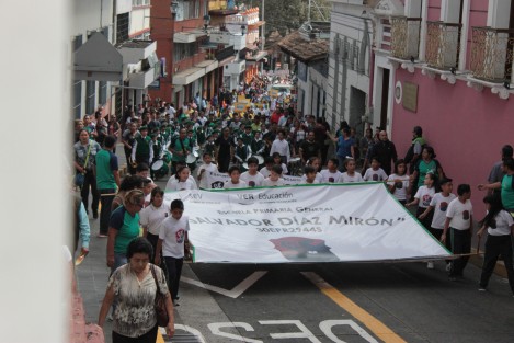 Ante la suspensión de desfiles en fechas cívicas como el 20 de Noviembre, en los últimos años, algunas escuelas han implementado minis desfiles en las proximidades de sus planteles educativos, tales como lo hicieron alumnos de la Escuela Primaria Salvador Díaz Mirón este viernes, para recordar el inicio de la Revolución Mexicana.