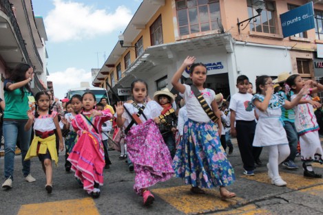 Ante la suspensión de desfiles en fechas cívicas como el 20 de Noviembre, en los últimos años, algunas escuelas han implementado minis desfiles en las proximidades de sus planteles educativos, tales como lo hicieron alumnos de la Escuela Primaria Salvador Díaz Mirón este viernes, para recordar el inicio de la Revolución Mexicana.
