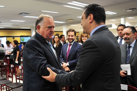 Mi administración está trabajando por ser la primera que deje superávit, lo que significa que quedarán recursos para que la próxima administración los aplique desde el primer día, aseguró el alcalde Américo Zúñiga Martínez al ser entrevistado previo al primer informe de labores del Presidente del Tribunal Superior de Justicia, Edel Álvarez Peña, y del Consejo de la Judicatura.  