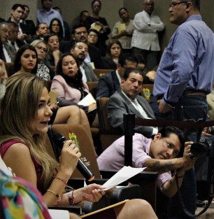 Este sábado, el titular de la Secretaría de Finanzas, Guillermo Moreno Chazzarini, acudió a comparecer ante diputados de la LXIV Legislatura de Veracruz, como parte de la Glosa del Informe de Gobierno de Miguel Ángel Yunes Linares. 