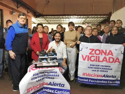 Con la entrega de un nuevo kit de videovigilancia en el fraccionamiento Infonavit Pomona por parte del regidor Daniel Fernández Carrión, van 100 cámaras instaladas a través del programa #VecinosAlerta, en beneficio de 25 colonias de la ciudad.