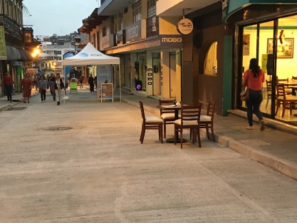Lourdes García - Este fin de semana los tramos en reconstrucción de Xalapeños Ilustres sirvieron para diversas actividades, desde ampliación de comercios, hasta como en antaño, para diversión de los niños.