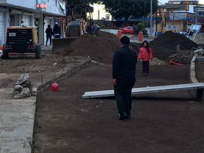 Lourdes García - Este fin de semana los tramos en reconstrucción de Xalapeños Ilustres sirvieron para diversas actividades, desde ampliación de comercios, hasta como en antaño, para diversión de los niños.