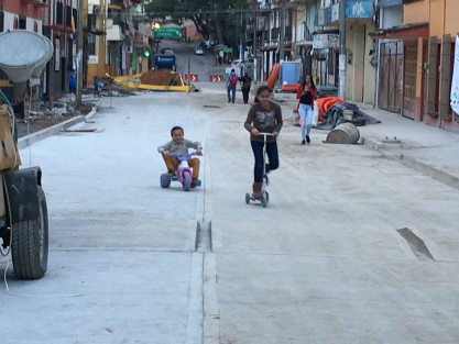 Lourdes García - Este fin de semana los tramos en reconstrucción de Xalapeños Ilustres sirvieron para diversas actividades, desde ampliación de comercios, hasta como en antaño, para diversión de los niños.
