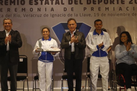 El gobernador del estado, Miguel Ángel Yunes Linares, realizó la entrega del Premio Estatal del Deporte Veracruz 2017 a la clavadista Viviana del Ángel Peniche como deportista de año, en ceremonia efectuada en Boca del Río, a diferencia de otros años en que se hace en el Palacio de Gobierno, en la capital.