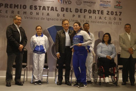 El gobernador del estado, Miguel Ángel Yunes Linares, realizó la entrega del Premio Estatal del Deporte Veracruz 2017 a la clavadista Viviana del Ángel Peniche como deportista de año, en ceremonia efectuada en Boca del Río, a diferencia de otros años en que se hace en el Palacio de Gobierno, en la capital.