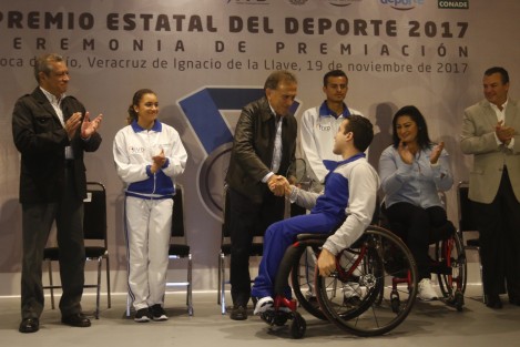 El gobernador del estado, Miguel Ángel Yunes Linares, realizó la entrega del Premio Estatal del Deporte Veracruz 2017 a la clavadista Viviana del Ángel Peniche como deportista de año, en ceremonia efectuada en Boca del Río, a diferencia de otros años en que se hace en el Palacio de Gobierno, en la capital.