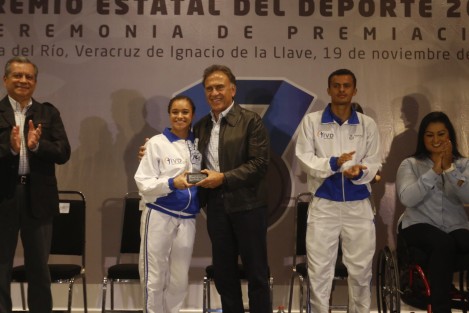 Horacio Zamora - El gobernador del estado, Miguel Ángel Yunes Linares, realizó la entrega del Premio Estatal del Deporte Veracruz 2017 a la clavadista Viviana del Ángel Peniche como deportista de año, en ceremonia efectuada en Boca del Río, a diferencia de otros años en que se hace en el Palacio de Gobierno, en la capital.