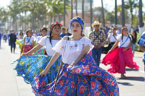 Se llevó a cabo en la  ciudad de Veracruz, el desfile cívico para conmemorar el 107 aniversario de la Revoluciòn Mexicana. El contingente, integrado en su mayoría por escuelas, desfiló sobre el bulevar Ávila Camacho.