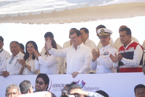 Se llevó a cabo en la  ciudad de Veracruz, el desfile cívico para conmemorar el 107 aniversario de la Revoluciòn Mexicana. El contingente, integrado en su mayoría por escuelas, desfiló sobre el bulevar Ávila Camacho.