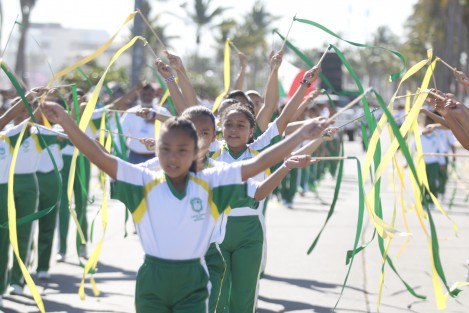 Se llevó a cabo en la  ciudad de Veracruz, el desfile cívico para conmemorar el 107 aniversario de la Revoluciòn Mexicana. El contingente, integrado en su mayoría por escuelas, desfiló sobre el bulevar Ávila Camacho.