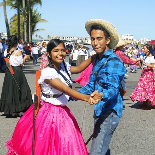 Se llevó a cabo en la ciudad de Veracruz, el desfile cívico para conmemorar el 107 aniversario de la Revoluciòn Mexicana. El contingente, integrado en su mayoría por escuelas, desfiló sobre el bulevar Ávila Camacho.