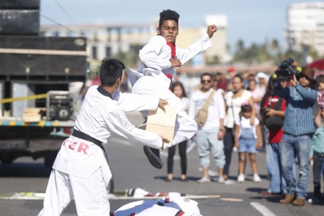 Se llevó a cabo en la ciudad de Veracruz, el desfile cívico para conmemorar el 107 aniversario de la Revoluciòn Mexicana. El contingente, integrado en su mayoría por escuelas, desfiló sobre el bulevar Ávila Camacho.