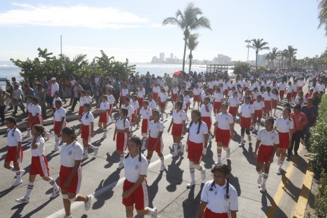 Se llevó a cabo en la ciudad de Veracruz, el desfile cívico para conmemorar el 107 aniversario de la Revoluciòn Mexicana. El contingente, integrado en su mayoría por escuelas, desfiló sobre el bulevar Ávila Camacho.
