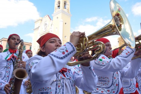 Para conmemorar el 107 aniversario de la Revolución Mexicana se realizó un desfile cívico, donde participaron deportistas de diversas disciplinas, caballería montada, escaramuzas y jóvenes entusiastas quienes con gran colorido portaron trajes típicos e interpretaron música Mexicana. 