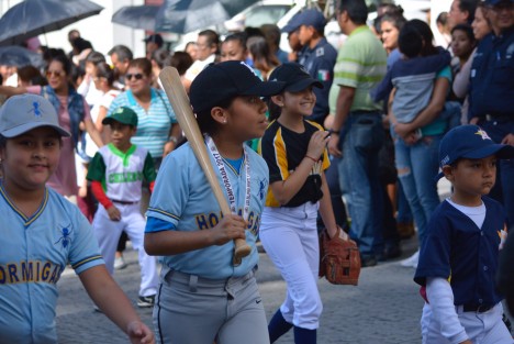 Para conmemorar el 107 aniversario de la Revolución Mexicana se realizó un desfile cívico, donde participaron deportistas de diversas disciplinas, caballería montada, escaramuzas y jóvenes entusiastas quienes con gran colorido portaron trajes típicos e interpretaron música Mexicana. 