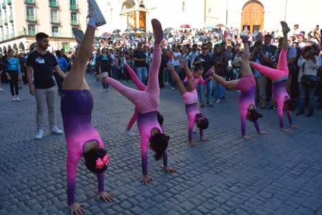 Para conmemorar el 107 aniversario de la Revolución Mexicana se realizó un desfile cívico, donde participaron deportistas de diversas disciplinas, caballería montada, escaramuzas y jóvenes entusiastas quienes con gran colorido portaron trajes típicos e interpretaron música Mexicana. 