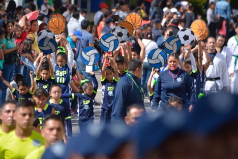 Para conmemorar el 107 aniversario de la Revolución Mexicana se realizó un desfile cívico, donde participaron deportistas de diversas disciplinas, caballería montada, escaramuzas y jóvenes entusiastas quienes con gran colorido portaron trajes típicos e interpretaron música Mexicana. 
