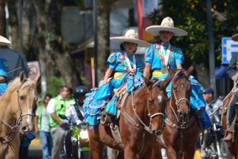 Para conmemorar el 107 aniversario de la Revolución Mexicana se realizó un desfile cívico, donde participaron deportistas de diversas disciplinas, caballería montada, escaramuzas y jóvenes entusiastas quienes con gran colorido portaron trajes típicos e interpretaron música Mexicana. 