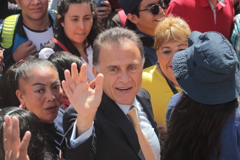 Una vez concluido el desfile, el Gobernador Miguel Ángel Yunes Linares se dio un baño de pueblo frente al Palacio de Gobierno.   