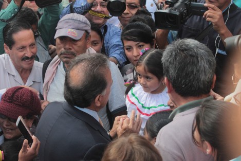 Una vez concluido el desfile, el Gobernador Miguel Ángel Yunes Linares se dio un baño de pueblo frente al Palacio de Gobierno.   
