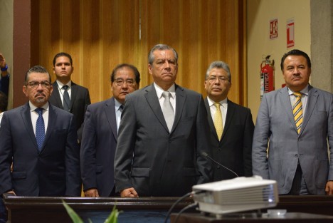 Acompañado de sus colaboradores, el Secretario  de Educación en el Estado, Enrique Pérez Rodríguez, comparece este lunes ante diputados de la LIV Legislatura local, como parte de la glosa del primer informe de gobierno de Miguel Ángel Yunes.  
