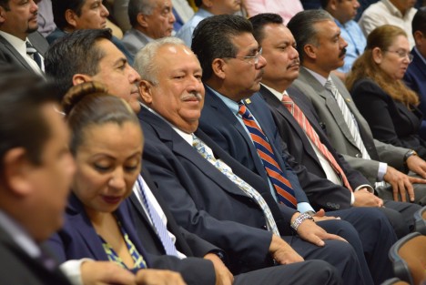 Dirigentes magisteriales acuden a la comparecencia ante el Congreso local, del titular de la SEV, Enrique Pérez Rodríguez. 