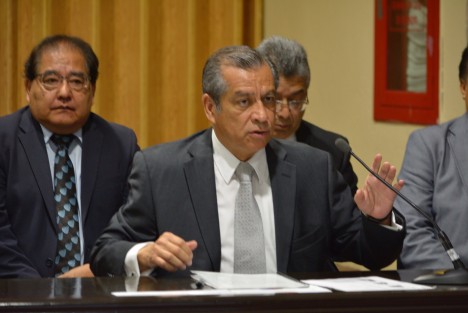 Acompañado de sus colaboradores, el Secretario  de Educación en el Estado, Enrique Pérez Rodríguez, comparece este lunes ante diputados de la LIV Legislatura local, como parte de la glosa del primer informe de gobierno de Miguel Ángel Yunes.  
