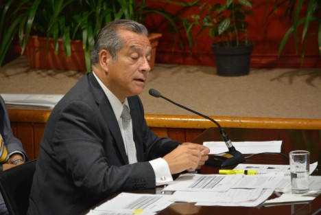 Acompañado de sus colaboradores, el Secretario  de Educación en el Estado, Enrique Pérez Rodríguez, comparece este lunes ante diputados de la LIV Legislatura local, como parte de la glosa del primer informe de gobierno de Miguel Ángel Yunes.  Entre los cuestionamientos que se realizaron al titular de la SEV, están  temas como laUPAV, escuelas en malas condiciones y el rezago educativo en la entidad.