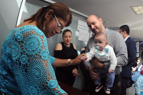 Rodrigo Crivelli Cortés es el primer niño veracruzano que obtiene su acta de nacimiento donde se estipula que llevará como apellido paterno, el apellido materno de su padre, quien se llama Rodrigo Delgadillo Crivelli. Es el primer caso a nivel nacional, donde procede que por iniciativa de su padre, para que no se pierda el apellido de su familia materna, se logró registrar en Xalapa al pequeño. 