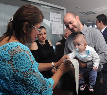 Rodrigo Crivelli Cortés es el primer niño veracruzano que obtiene su acta de nacimiento donde se estipula que llevará como apellido paterno, el apellido materno de su padre, quien se llama Rodrigo Delgadillo Crivelli. Es el primer caso a nivel nacional, donde procede que por iniciativa de su padre, para que no se pierda el apellido de su familia materna, se logró registrar en Xalapa al pequeño. 