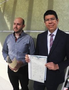 Rodrigo Crivelli Cortés es el primer niño veracruzano que obtiene su acta de nacimiento donde se estipula que llevará como apellido paterno, el apellido materno de su padre, quien se llama Rodrigo Delgadillo Crivelli. Es el primer caso a nivel nacional, donde procede que por iniciativa de su padre, para que no se pierda el apellido de su familia materna, se logró registrar en Xalapa al pequeño. 