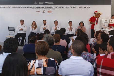 En Boca del Río fue presentado el Anaquel de Productos Veracruz en tiendas de coveniencia. El titular de SEDECOP, Alejandro Zairick, fue el encargado de hacer la presentación del programa. 
