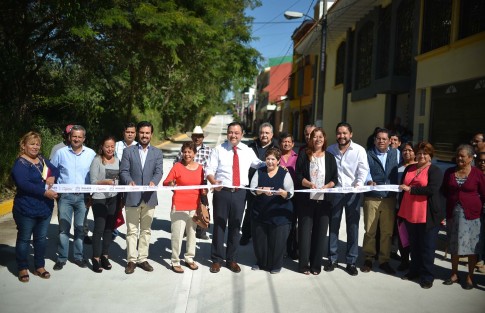 Con el programa Juntos por Nuestra Capital, estamos demostrando que, con la valiosa participación de las familias y empresarios xalapeños, los vecinos organizados hacen la historia de esta ciudad, expresó el alcalde Américo Zúñiga Martínez, al inaugurar la pavimentación con concreto hidráulico en calle Mendelssohn, en la colonia Indeco Ánimas de esta ciudad.