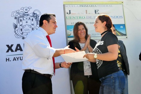 Durante su visita a la primaria, Juan de la Luz Enríquez, ubicada en la colonia Felipe Carrillo Puerto, Zúñiga Martínez hizo entrega de reconocimientos a alumnos y docentes destacados, y otorgó tablets para apoyar la educación de diversos estudiantes.