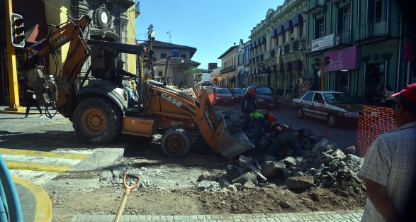 Anque el cierre de vialidad anunciado era en el cruce de Xalapeños Ilustres e Insurgentes, es el de Carrillo Puerto y Enríquez el que permanece cerrado por obra de repavimentación. Se espera se abra el próximo jueves luego de la colocación de concreto hidráulico.